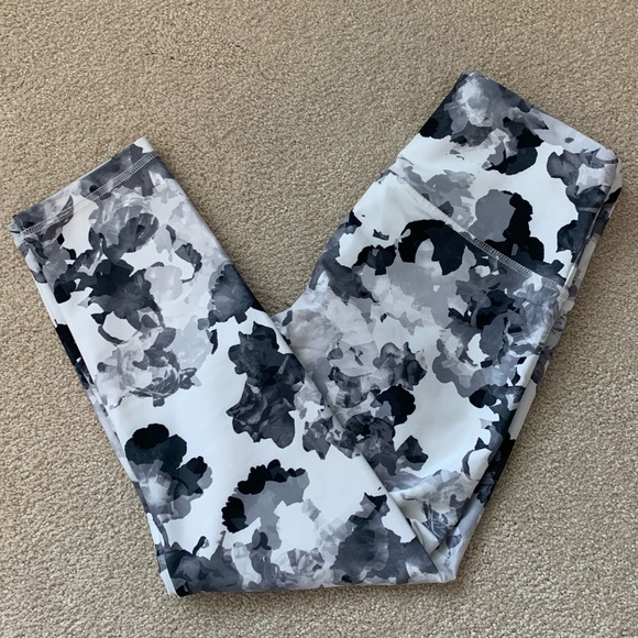 Balance Collection Women’s High Rise Capri Floral White Black Abstract Size M - Picture 2 of 5